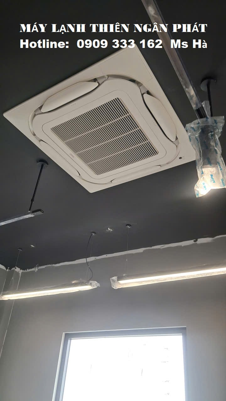 M&aacute;y lạnh &acirc;m trần được lắp đặt trong showroom