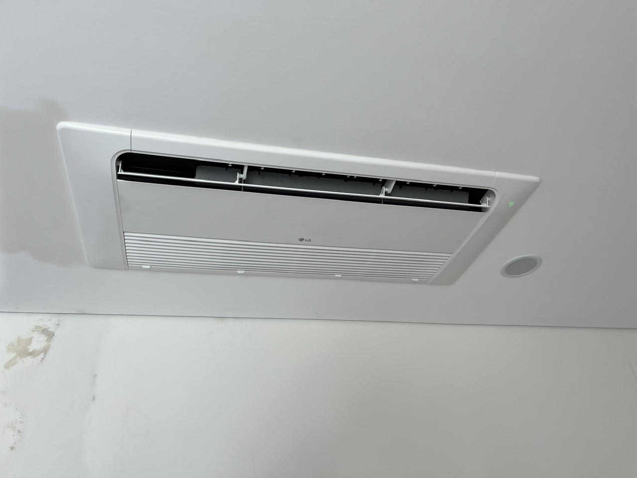 Máy lạnh âm trần LG 1 hướng thổi với dàn lạnh mỏng, lắp đặt linh hoạt – dễ thi công trong trần thấp.