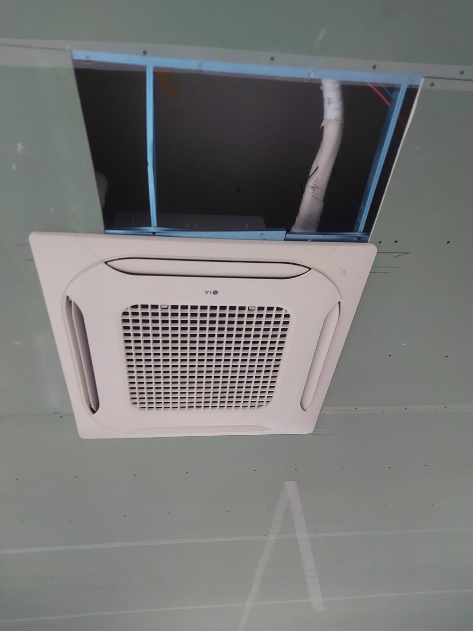 Máy lạnh âm trần LG - thiết kế sang - giá mềm