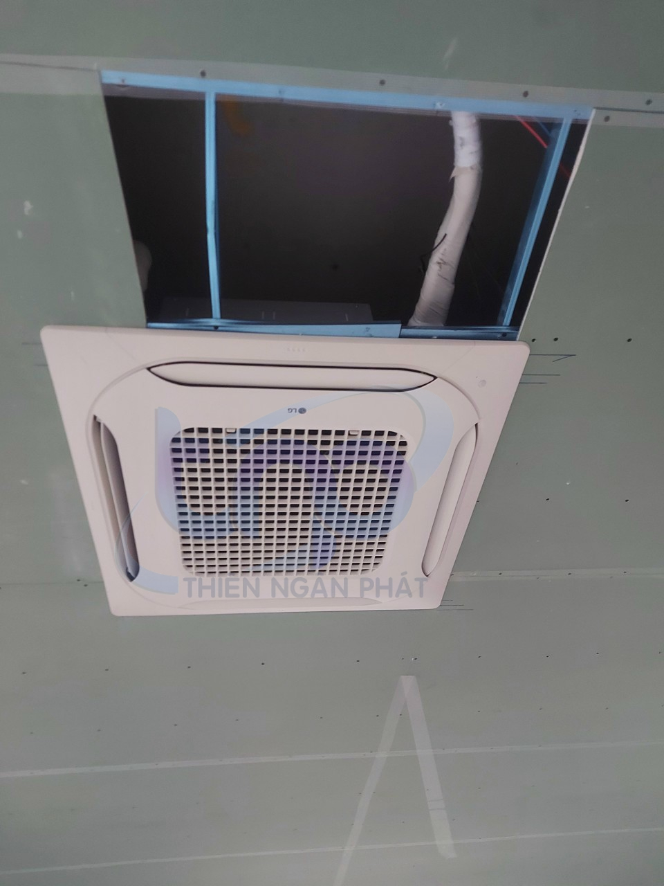   Lắp đặt máy lạnh âm trần LG mang đến sự thoải mái cho không gian sống   May-lanh-am-tran-4-huong-LG