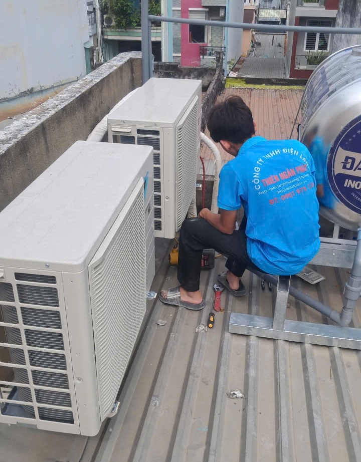 thực hiện việc lắp đặt dàn nóng trên sân thượng cho showroom